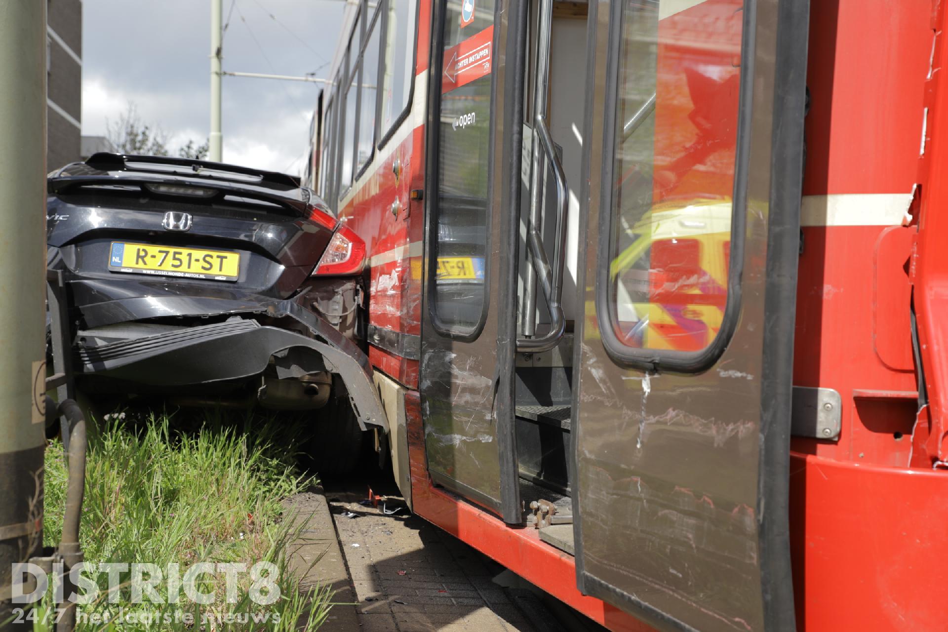 Twee Gewonden Na Flinke Aanrijding Tussen Tram En Auto Hobbemaplein Den