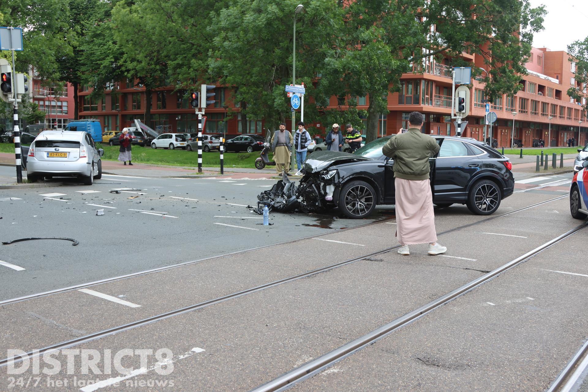 Flinke Ravage Na Aanrijding Tussen Twee Autos Dedemsvaartweg Den Haag