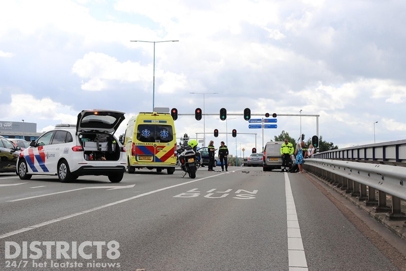 Gewonde En Schade Na Ongeval Tussen Twee Voertuigenop De Afrikaweg