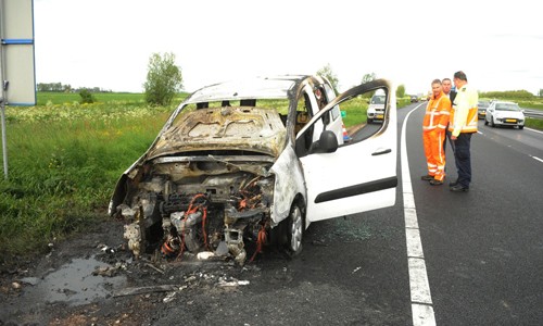 <h2><a href="http://district8.net/23-mei-voertuigbrand-hazerswoude.html">23 mei Voertuigbrand Hazerswoude<a href='http://district8.net/23-mei-voertuigbrand-hazerswoude.html#comments' class='comments-small'>(0)</a></a></h2>

Hazerswoude - Op de Rijksweg N11 in Hazerswoude is een auto donderdagmiddag 23 mei in vlammen opgegaan, de bestuurder kon het voertuig op tijd&nbsp;verlaten.&nbsp;Vervolgens heeft de bestuurder de brandweer gebeld,