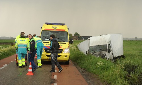 <h2><a href="http://district8.net/24-mei-eenzijdig-ongeval-leimuiden.html">24 mei eenzijdig ongeval Leimuiden<a href='http://district8.net/24-mei-eenzijdig-ongeval-leimuiden.html#comments' class='comments-small'>(0)</a></a></h2>

Leimuiden - Vrijdagmiddag 24 mei heeft een bestuurder aan de Vriezenweg&nbsp;mogelijk de macht over het stuur verloren van zijn voertuig. Vervolgens is deze in de naastgelegen sloot tot stilstand gekomen,