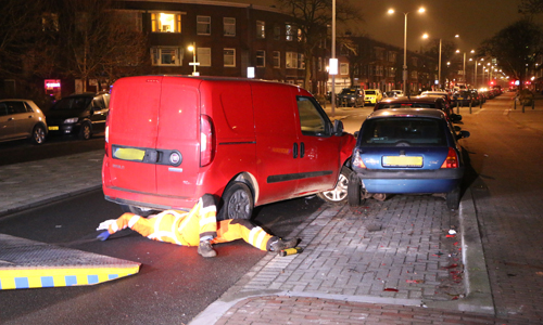 Januari Automobilist Vliegt Uit De Bocht En Ramt Geparkeerde Auto