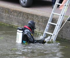 24 juni Brandweerduiker zoekt naar autosleutel in gracht Achterom Delft 24 juni Brandweerduiker zoekt naar autosleutel in gracht Achterom Delft