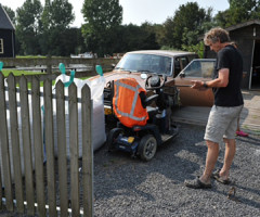 31 juli Man met scootmobiel te water Vlietweg Leiden 31 juli Man met scootmobiel te water Vlietweg Leiden