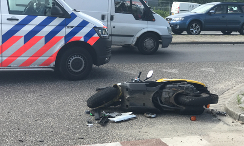 5 Juni Scooterrijder Onderuit Na Aanrijding Matlingeweg Rotterdam