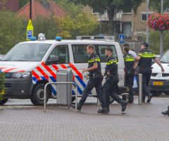 17 augustus Politie houdt persoon aan met getrokken pistool v. Hogendorplaan Vlaardingen 17 augustus Politie houdt persoon aan met getrokken pistool v. Hogendorplaan Vlaardingen