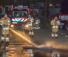 25 september Brandweer blust brandend tapijt op parkeerplaats Broekweg Vlaardingen 25 september Brandweer blust brandend tapijt op parkeerplaats Broekweg Vlaardingen