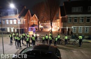 Agent krijgt fiets op hoofd bij onrust Koppelstokstraat Den Haag