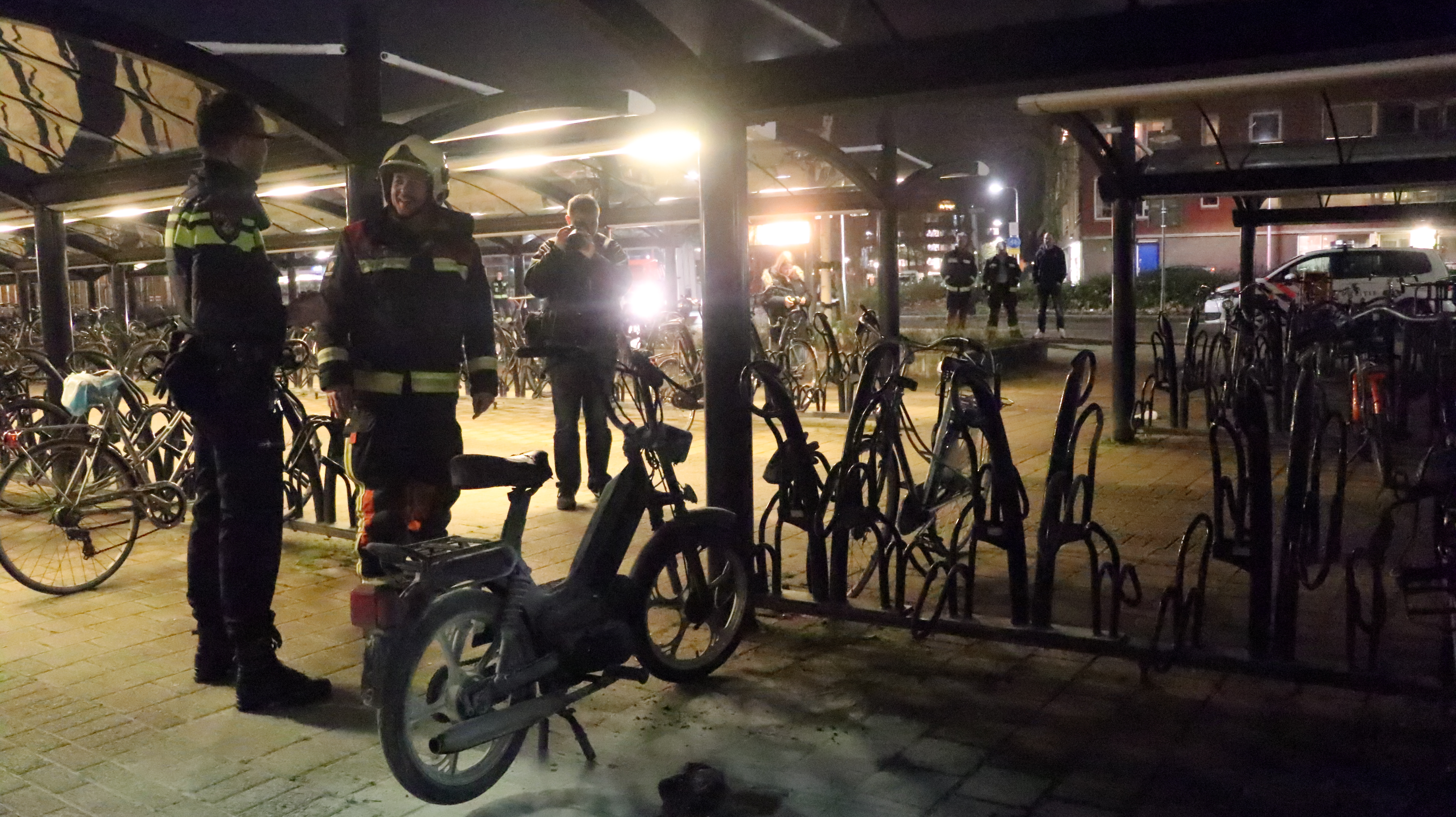 30 december Politie blust brandende brommer Willensplein Gouda