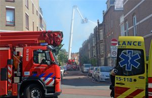 Brand in dakkapel zorgt voor flinke rookontwikkeling Voltastraat Den Haag