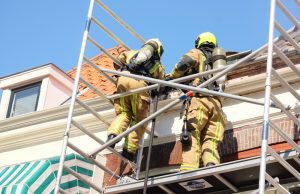 Brandweer rukt uit voor dakbrand Schelpkade Den Haag