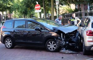 Flinke schade na aanrijding met twee auto’s Amaliastraat Den Haag