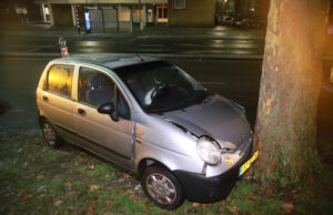 Auto knalt tegen boom door gladheid Moerweg Den Haag