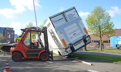 3 mei Grote kraan brandweer ingezet voor geschaarde vrachtwagen Donau Den Haag