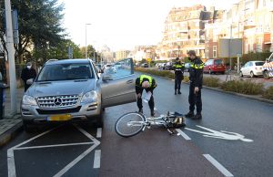 Fietser rijdt tegen openstaand portier en raakt gewond Badhuisweg Den Haag