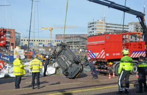 Inzittenden gewond na te water raken met auto Doctor Lelykade Scheveningen