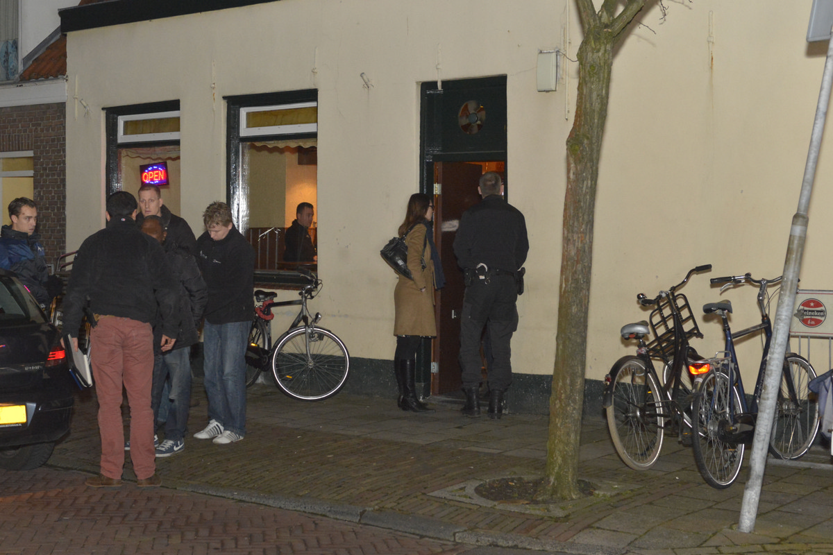 Inval in café in Leiden