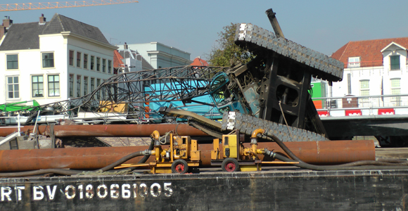 Bouwkraan knikt en valt over de weg Zuidwal
