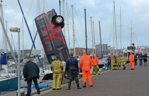 Busje rolt van kade af Dr Lelykade Den Haag