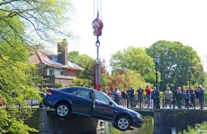 Brandweer takelt auto uit water Haringkade Den Haag
