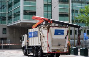 Vrachtwagen trekt bovenleiding kapot Lage Zand Den Haag