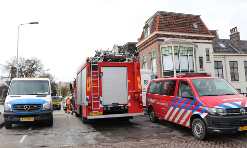 29 maart Gesprongen waterleiding zorgt voor flinke wateroverlast Rijnsburgersingel Leiden