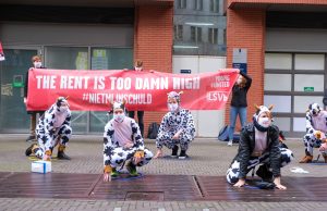 Studenten voeren actie in koeienpakken bij ministerie Binnenlandse Zaken Turfmarkt Den Haag