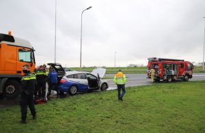 Explosie in achterbak auto op toerit A4 Den Hoorn