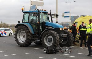 Fietsster raakt gewond na ongeval met tractor Vrijenbanselaan Rijswijk