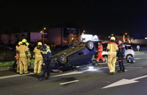 Auto komt op z’n dak terecht na flinke aanrijding op de Kruithuisweg Delft