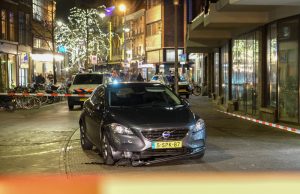 Flinke schade na botsing tegen poller op de Lutherse Burgwal Den Haag