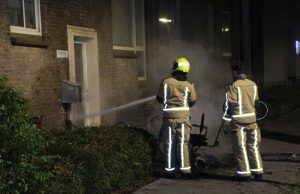 Scootmobiel uitgebrand tegen gevel van portiek Denekampstraat Den Haag