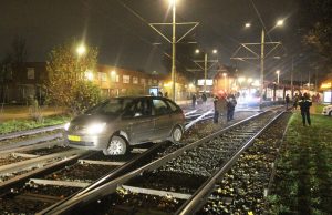 Automobilist volgt navigatie tramspoor op Parallelweg Den Haag