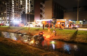 Auto te water geraakt in sloot langs Van der Waalsweg Delft