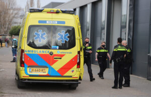 Eén persoon gewond bij overval op bedrijfspand, vluchtauto in brand gestoken Poeldijkseweg Wateringen