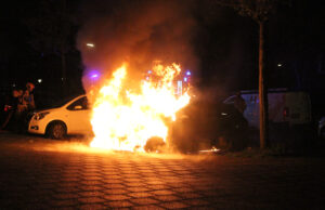 Geparkeerde auto volledig uitgebrand Frits Diepenlaan Den Haag