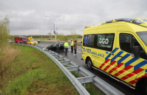 Automobiliste vliegt uit de bocht en raakt gewond A4 Schipluiden