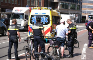 Lichtgewonde na botsing met twee fietsers Torenstraat Den Haag