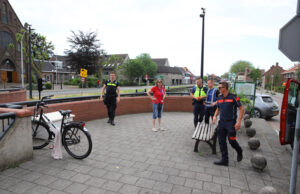 Grote inzet van hulpdiensten voor achtergelaten fiets langs het water Hoornseweg Den Hoorn