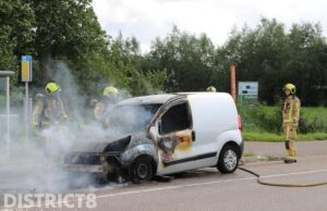 Bestelbus vliegt in brand tijdens het rijden op de Woudseweg Schipluiden