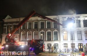 Grote uitslaande brand in woning Spoorsingel Delft