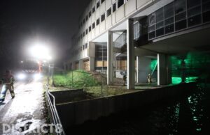 Opschaling ‘middelbrand’ na vuurwerk in plafond gebouw Plesmanweg Den Haag