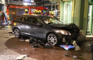 Grote schade aan voertuigen en verkeerslicht bij aanrijding Theresiastraat Den Haag