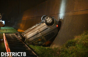Voertuig op zijn kop in de berm Wippolderlaan Wateringen