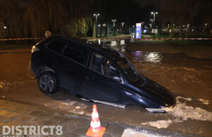 Automobilist rijdt in sinkhole Sint Jorisweg Delft