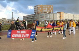 Protestmars over boulevard door bewoners Scheveningen