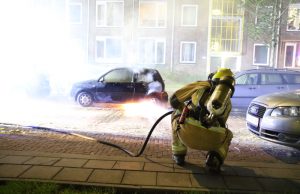 Geparkeerde auto vliegt in brand Aagje Dekenlaan Den Haag