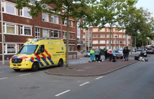 Lichtgewonde bij aanrijding auto vs. bezorgscooter Leyweg Den Haag