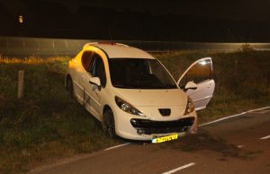 Automobilist raakt van de weg en schiet over dijkje N470 Pijnacker