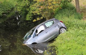 Auto belandt in sloot na aanrijding Hengelolaan Den Haag